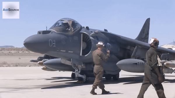 AV-8B Harrier II sử dụng động cơ Rolls-Royce F402-RR-408.