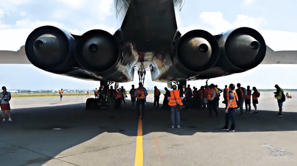 Bên cạnh những thảm kịch tai nạn, một nhân tố khác góp phần kết liễu niềm tự hào Tu-144 chính là tiềm năng thương mại quá thấp.
