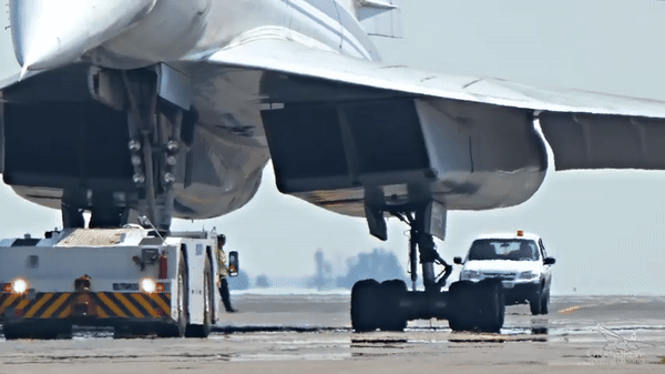 Máy bay siêu thanh Tu-144 lần đầu vượt bức tường âm thanh ngày 5/6/1969.