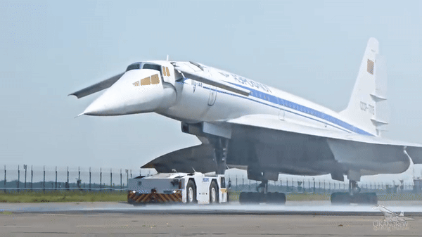Được biết việc thiết kế Tu-144 bắt đầu diễn ra vào năm 1962 và nguyên mẫu đầu tiên đã bay vào dịp năm mới.