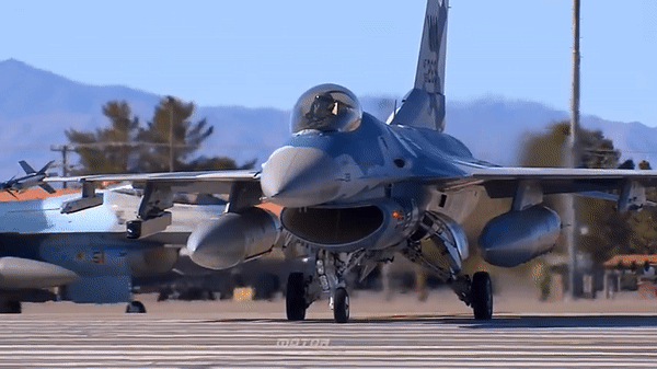 F-16 được phát triển với rất nhiều phiên bản phù hợp cho các yêu cầu tác chiến khác nhau.