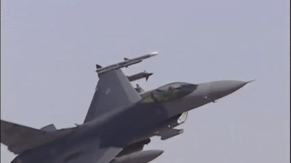 Về khả năng mang vác vũ khí, F-16V có thể mang theo 7,8 tấn vũ khí, tức gần tương đương với mức 8 tấn trên Su-35.