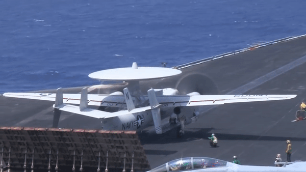 Tổ lái E-2 Hawkeye có 5 người, gồm hai phi công ngồi trong khoang lái phía trước, sĩ quan kiểm soát thông tin tác chiến, chuyên viên điều khiển không lưu và sĩ quan vận hành radar ở khoang sau.