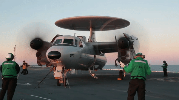 Các máy bay E-2D tiêu chuẩn thường thực hiện các phi vụ kéo dài khoảng 4 giờ.
