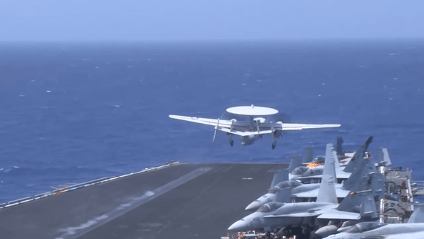 Northrop Grumman E-2 Hawkeye là dòng máy bay cảnh báo sớm (AEW) có khả năng hoạt động trên tàu sân bay Mỹ trong mọi điều kiện thời tiết.