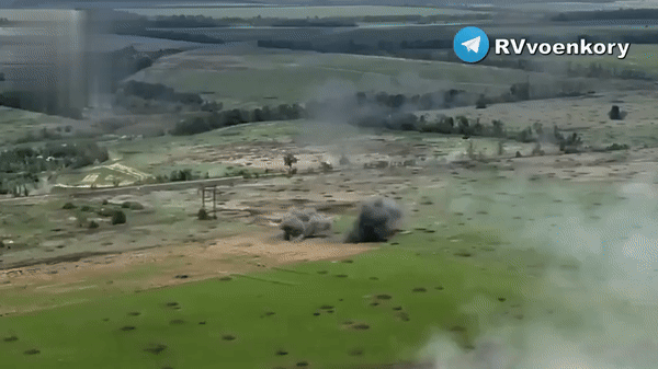 Trang RusVesna của Nga ngày 7/6 công bố video cho thấy thiết giáp BTR-82A của lực lượng Nga tiến vào làng Sokol, nằm giữa thành phố Avdeevka và Pokrovsk ở tỉnh Donetsk.