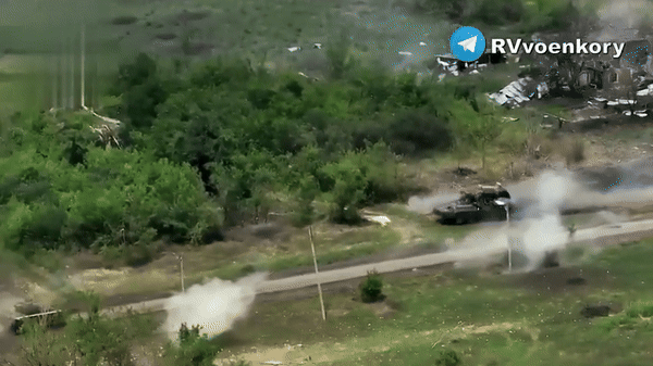 Thiết giáp Bradley khai hỏa pháo 25 mm bắn trả vào sườn chiếc BTR-82A, khiến một quân nhân Nga văng xuống đường.