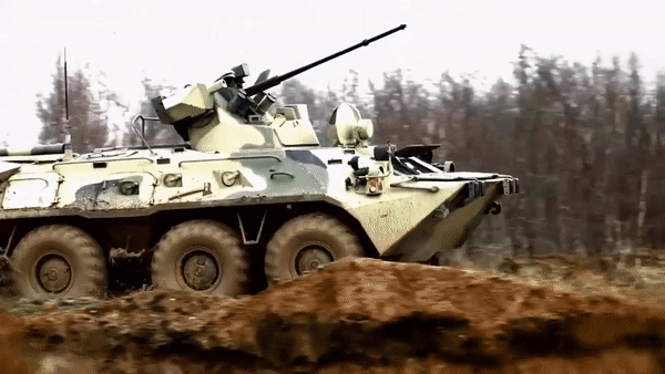BTR-82A được trang bị động cơ mới giúp xe cơ động tốt hơn trên chiến trường.