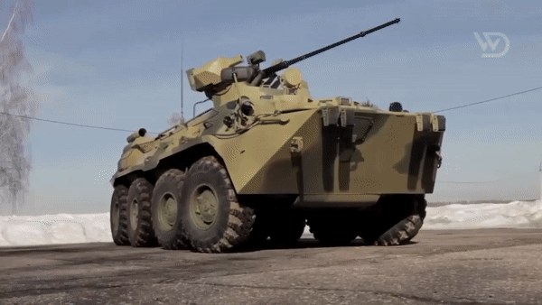 Trên tháp xe còn có súng phóng lựu 3D6. Xe BTR-82A là loại xe bọc thép bánh lốp không săm có áp suất siêu nhỏ với hệ thống điều áp trung tâm.