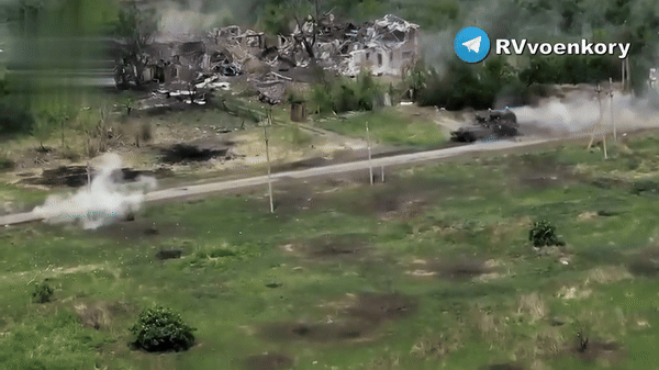 Video cho thấy chiếc BTR-82A vừa chạy vừa nã pháo vào xe chiến đấu bộ binh M2 Bradley của Ukraine trên hướng ngược lại.