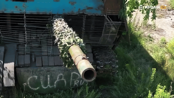 Theo Trung tá Misyura, "giáp mai rùa" của chiếc T-62M được ghép lại từ sắt tấm và các vật liệu lực lượng Nga thu được trên chiến trường.