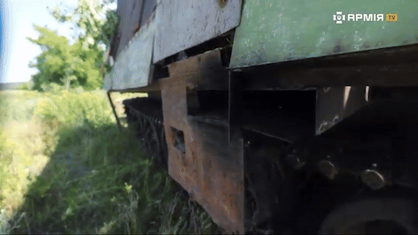 Trung tá Wedge cho biết chiếc xe tăng T-62M lắp "giáp mai rùa" mà họ bắt giữ có động cơ rất cũ, xịt rất nhiều khói và phát ra tiếng động lớn khi di chuyển.