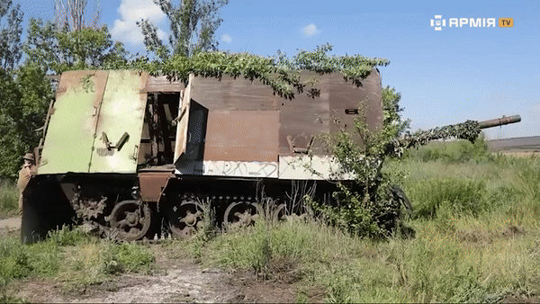 Theo binh sĩ Ukraine, thiết bị hiện đại hiếm hoi trên chiếc xe tăng T-62M "giáp mai rùa" này là bộ đàm đời mới và một bộ gây nhiễu cầm tay dùng để chống thiết bị bay không người lái tự sát.