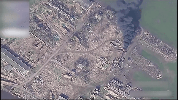 Binh sĩ Ukraine dường như tạo đám khói đen lớn để che phủ trận địa, ngăn quân đội Nga phát hiện. Tuy vậy UAV trinh sát tầm cao của Nga phát hiện, liên tục theo dõi và gửi dữ liệu tọa độ mục tiêu về sở chi huy của Nga.