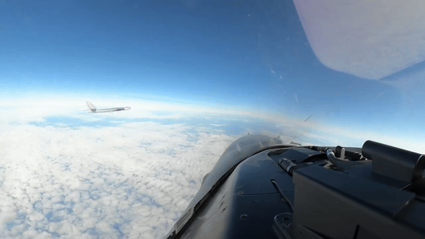 Đoạn video cho thấy một chiếc Su-35S Flanker hộ tống bay tạt đầu chiếc F-16C ở cự ly rất gần.