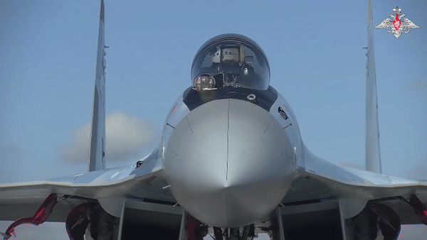 Su-35S có tính năng tương đương, thậm chí là vượt trội một số tiêm kích thế hệ 4 xuất sắc nhất của phương Tây. Khả năng cơ động của Su-35S khiến nó chiếm ưu thế rất lớn trong không chiến.