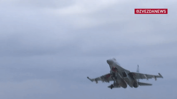 Sukhoi Su-35S (NATO định danh: Flanker-E) là tiêm kích chiếm ưu thế trên không hàng đầu của Nga hiện nay, đại diện cho đỉnh cao của dòng tiêm kích thế hệ 4. Nó sẽ giữ vững vị trí này tới khi Nga hoàn tất dự án tiêm kích thế hệ 5 mang tên PAK-FA.