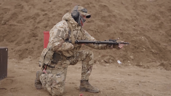 Số khác sử dụng bộ chuyển đổi bắn đạn shotgun GP-25 lắp dưới nòng súng AK để hạ drone.
