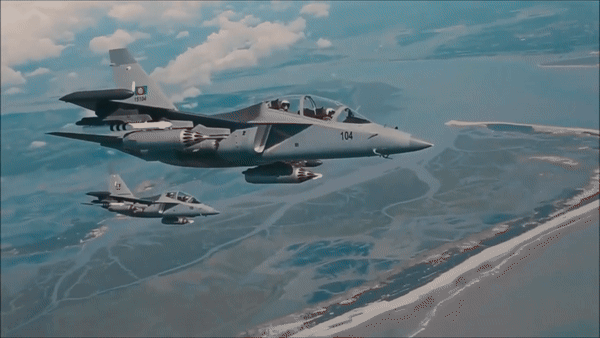 Ngoài ra Yak-130M cũng được trang bị động cơ AI-222-25 cải tiến giúp tăng lực đẩy trong khi lại tiết kiệm nhiên liệu.