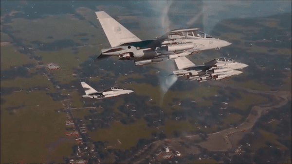 Hệ thống phòng thủ của Yak-130M cũng được tăng cường với hệ thống tác chiến điện tử [EW] tiên tiến, máy thu cảnh báo radar [RWR] và hệ thống mồi bẫy giúp tăng khả năng sống sót của máy bay.