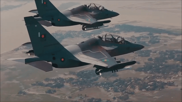Về mặt vũ khí, Yak-130M đã được nâng cấp để mang theo nhiều loại vũ khí hơn.