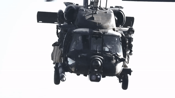 Trực thăng đa dụng UH-60M có thể hoạt động liên tục hơn 2.200km mà không cần tiếp nhiên liệu.