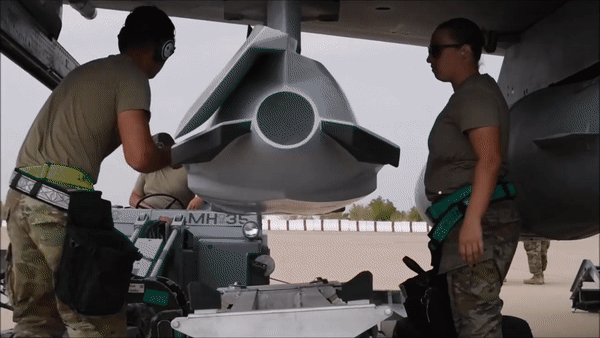 Nó cũng có thể được phóng từ máy bay chiến đấu F-15E Strike Eagle và F-16 Fighting Falcon.