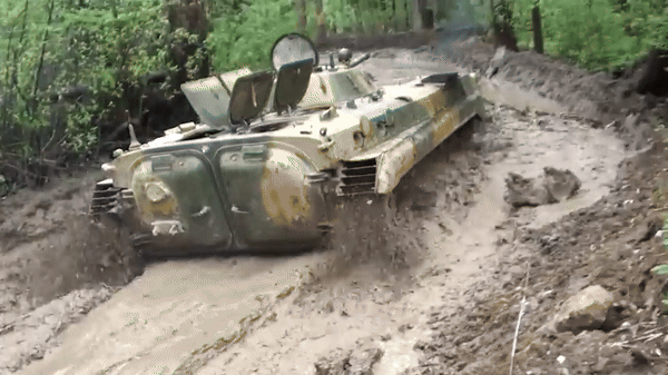 BMP-1 còn được trang bị hệ thống lọc không khí giúp bảo vệ an toàn cho binh lính và kíp lái trước nguy cơ từ bụi phóng xạ và vũ khí hóa học.