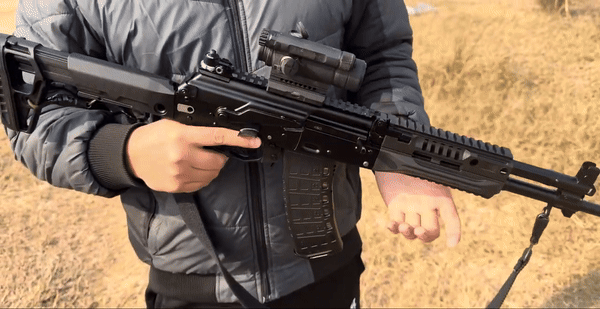 Tầm hoạt động của AK-12 là khoảng 500 mét. Tầm này phù hợp với hầu hết các tình huống chiến đấu bộ binh, mang lại sự cân bằng giữa độ chính xác và hỏa lực.