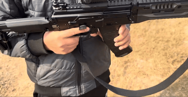 AK-12 tương thích với nhiều loại đạn khác nhau, bao gồm đạn bi tiêu chuẩn, đạn vạch đường, đạn xuyên giáp và đạn không đầu. Tính linh hoạt này cho phép nó được điều chỉnh cho các tình huống chiến đấu và mục đích huấn luyện khác nhau.