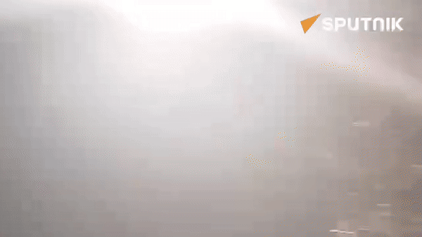 Nhờ được hiện đại hóa, mặc dù vẫn sử dụng đạn tên lửa 9M38 (tầm bắn 35 km) nhưng xác suất tiêu diệt mục tiêu chỉ bằng 1 phát bắn của Buk-M1 đã tăng lên 95% so với 90% của Buk. (Nguồn ảnh: Mil.in.ua, Sputnik, Wikipedia).