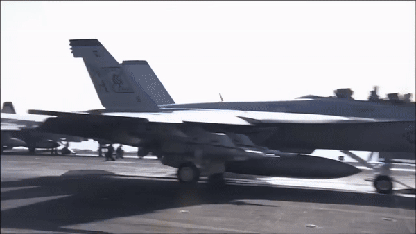 Về hỏa lực, F/A-18 Super Hornet sở hữu kho vũ khí khổng lồ, với 11 giá treo trên cánh và giữa thân, cho phép F-18 mang tải trọng 8 tấn vũ khí bên ngoài.