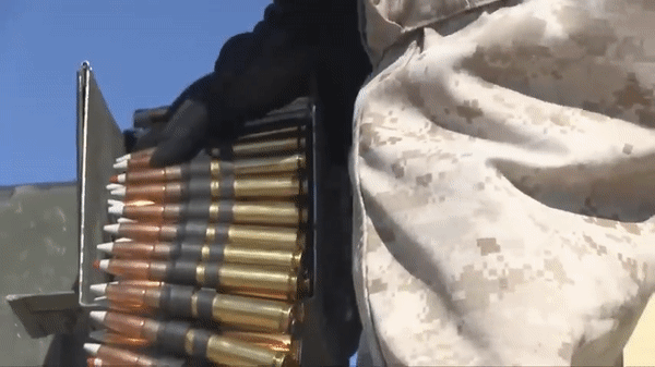 Súng máy M2 Browning có tốc độ khai hỏa 550 phát/phút và cũng có thể bắn phát một.