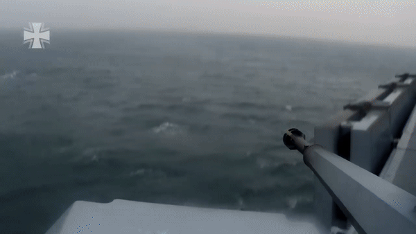 2 giàn phóng tên lửa phòng không Raytheon RIM-116 RAM Block II dùng để đối phó với các mối đe dọa từ trên không như máy bay, tên lửa hành trình bay thấp, tầm bắn 10 km.