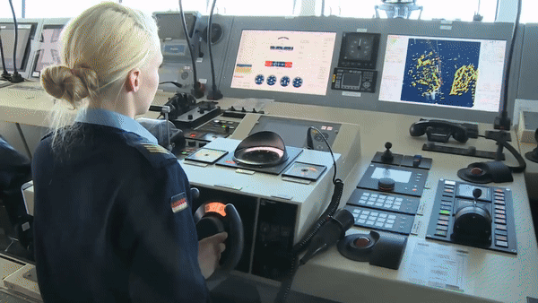 So với radar thông thường, hệ thống này có thể giải quyết một phạm vi rộng lớn hơn các mục tiêu, chẳng hạn như để bảo vệ chống lại các cuộc tấn công không đối xứng.