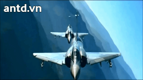 Tiêm kích Mirage 2000 có thể mang theo tới 6,3 tấn vũ khí trên các giá treo ở cánh và giữa thân.