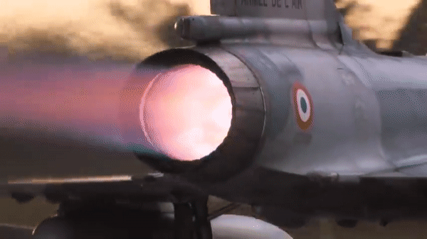 Mirage-2000 được thiết kế với cánh tam giác mỏng đặt thấp, góc nghiêng 58 độ phía sau, có hai cánh mũi nhỏ ở phía trước.
