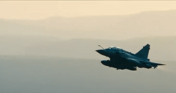 Năm 1999, khi cuộc xung đột Kargil bùng phát, do tất cả những chiếc máy bay Nga trong không quân Ấn Độ (MiG-21, MiG-23, MiG-27) đều gặp vấn đề khi hoạt động ở độ cao lớn hay tỏ ra kém cỏi trước MANPAD của đối phương, Mirage 2000 đã chứng tỏ khả năng lý tưởng khi thực hiện nhiệm vụ ném bom ở độ cao lớn.