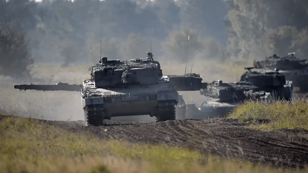 Xe tăng Leopard 2A4 là phiên bản phổ biến nhất của gia đình Leopard 2, dòng chiến xa chủ lực được phát triển bởi Tập đoàn Krauss - Maffei của Đức.