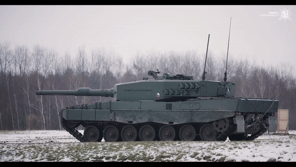 Giáp tháp pháo của Leopard 2A4 cũng được cải tiến so với phiên bản cũ với việc sử dụng hợp kim titanium và vonfram.