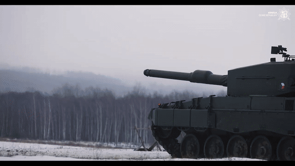 Bắt đầu được bán ra từ năm 1992, Leopard 2A4 bao gồm các xe tăng sản xuất mới và gói nâng cấp dành cho các phiên bản cũ lên chuẩn 2A4.