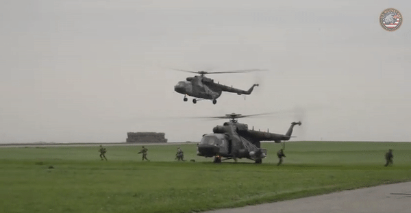 Trực thăng Mi-8 vừa làm nhiệm vụ vận tải, cứu thương, vừa hỗ trợ hỏa lực cho các lực lượng mặt đất.