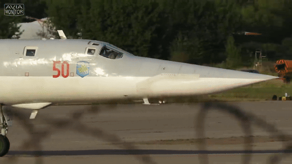 Tu-22M3 bay rất nhanh, tốc độ tối đa của nó là Mach 1,88 (2.322km/h) và chủ yếu bay ở tốc độ Mach 1,6 (1.976 km/h) để gia tăng tuổi thọ.