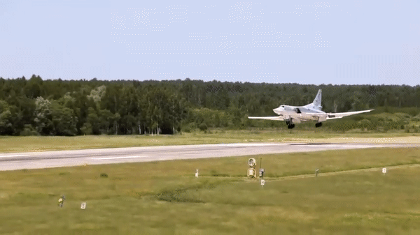 Dù có kích thước nhỏ hơn Tu-160 và Tu-95, chiếc oanh tạc cơ Tu-22M3 này vẫn có thể chở theo gần 24 tấn vũ khí.