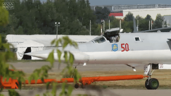 Đáng chú ý là Tu-22M3 có thể mang theo 10 tên lửa diệt hạm Kh-15 hoặc 3 tên lửa Kh-22 Raduga, cả hai loại tên lửa này đều có thể đạt vận tốc bay khoảng Mach 5,0.