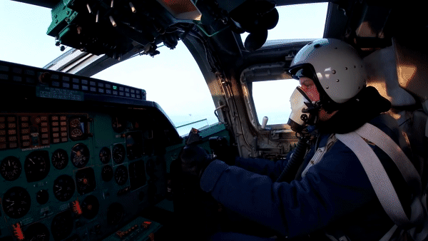 Trong buồng lái, hai phi công Tu-22M3 ngồi cạnh nhau ở phía trước, hoa tiêu và sĩ quan điều khiển vũ khí ngồi ở phía sau.