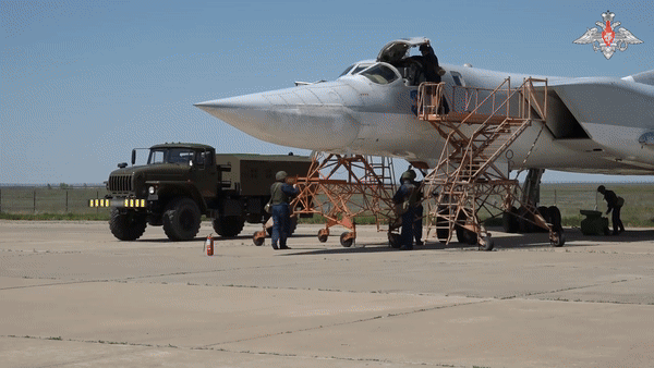 Được phát triển từ dòng Tu-22 kém tinh vi hơn rất nhiều, Tu-22M3 là sự lột xác hoàn toàn về thiết kế.