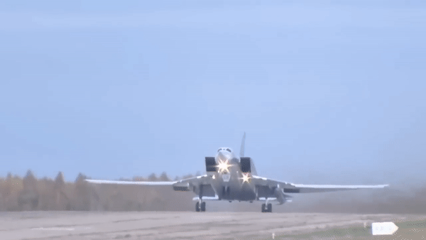 Hãng thông tấn TASS Nga còn cho rằng căn cứ không quân Ozernoe của Nga tại Ukraine đã bị nhắm tới cho chiến dịch này.