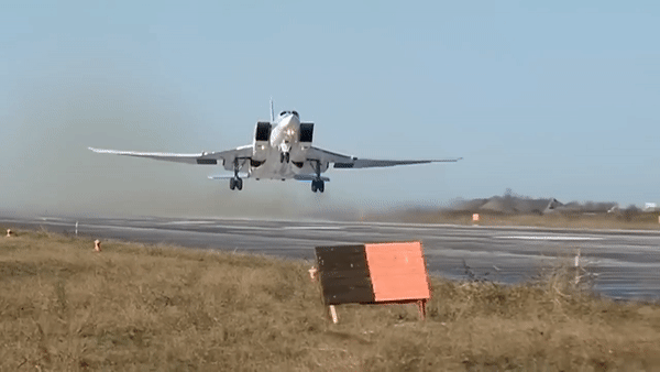 Đây ít nhất là lần thứ hai mà Ukraine bị Nga cáo buộc cố gắng dụ phi công nước này đánh cắp máy bay ném bom Tu-22M3. Hiện Kiev chưa phản hồi về thông tin phía Nga đưa ra.