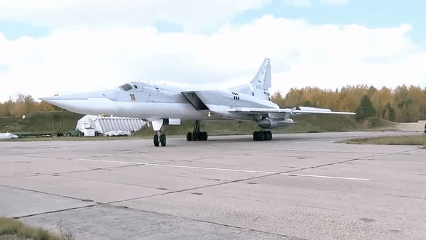 Oanh tạc cơ chiến lược Tu-22M3 được biên chế năm 1983 với mục tiêu chính là các biên đội tàu sân bay Mỹ. Tuy nhiên dòng máy bay này cũng cực kỳ mạnh mẽ trong việc tấn công tầm xa các mục tiêu mặt đất.